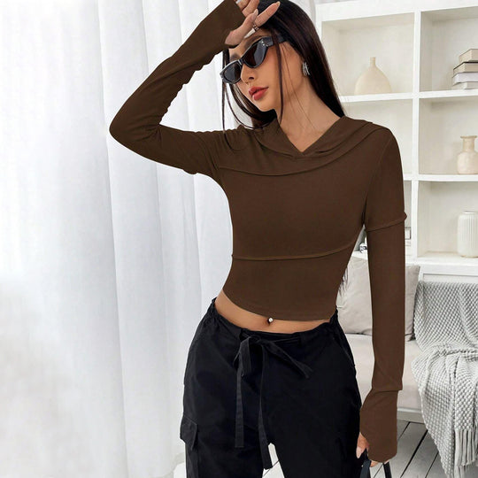Damen geripptes Cropped-Longsleeve mit Kapuzenkragen, asymmetrischen Nähten und Trompetenärmeln Shop Nory