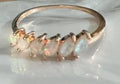 Damen Ring mit funkelnden Opal-Einlagen und zarter Goldfassung Shop Nory