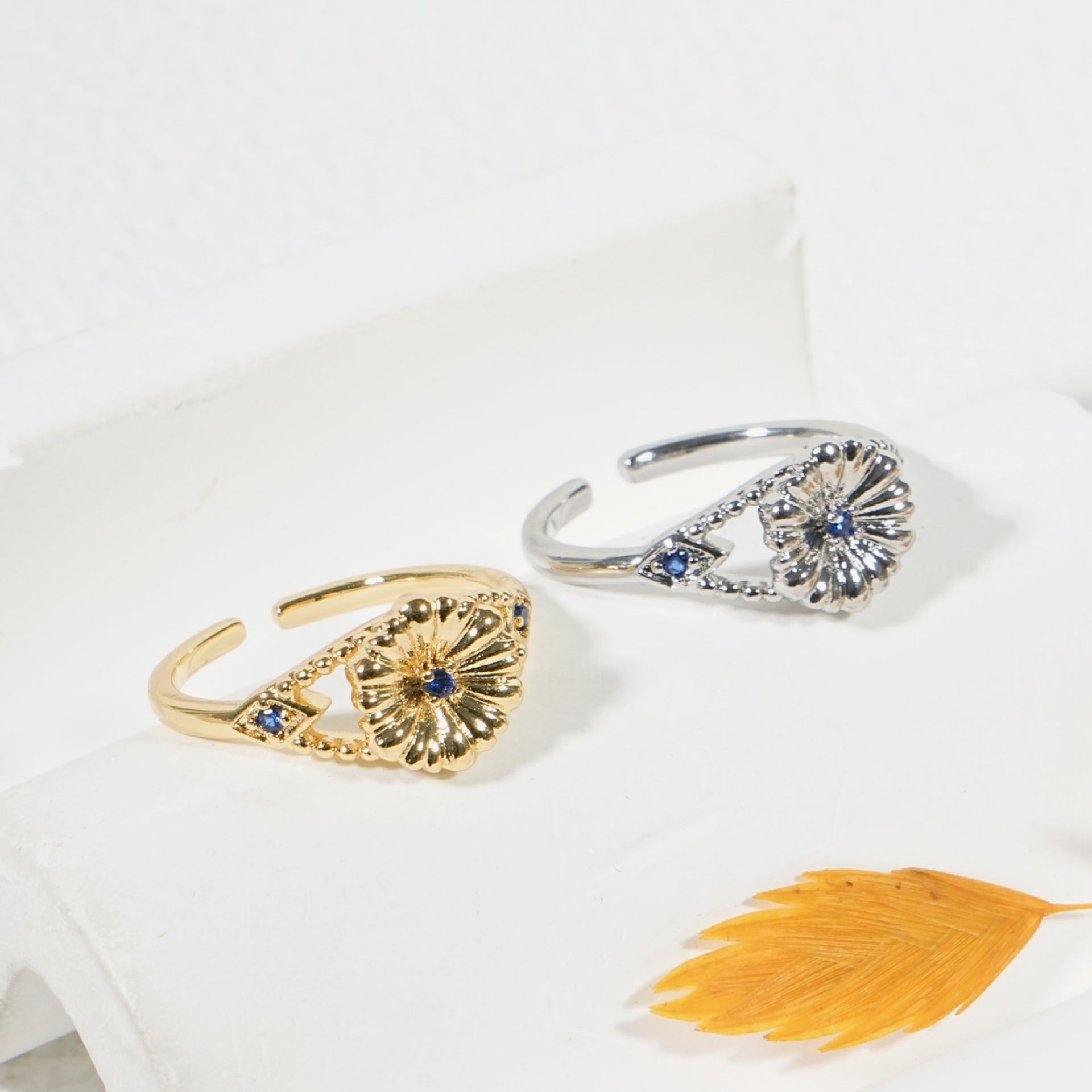 Damenring mit floralem Design und funkelndem Strass Shop Nory