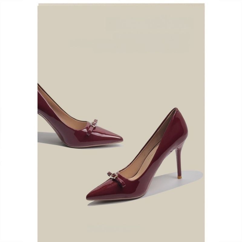 Damen Spitz zulaufende Lack‑Pumps mit hohem Stiletto‑Absatz und Kristall‑Schleifenapplikation Shop Nory
