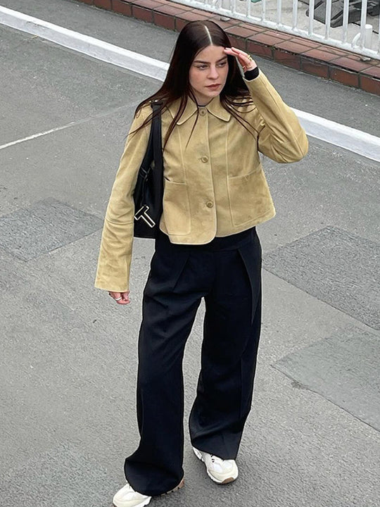 Damen Kurze Velourslederjacke mit abgerundetem Kragen und kastigem Cropped‑Schnitt Shop Nory