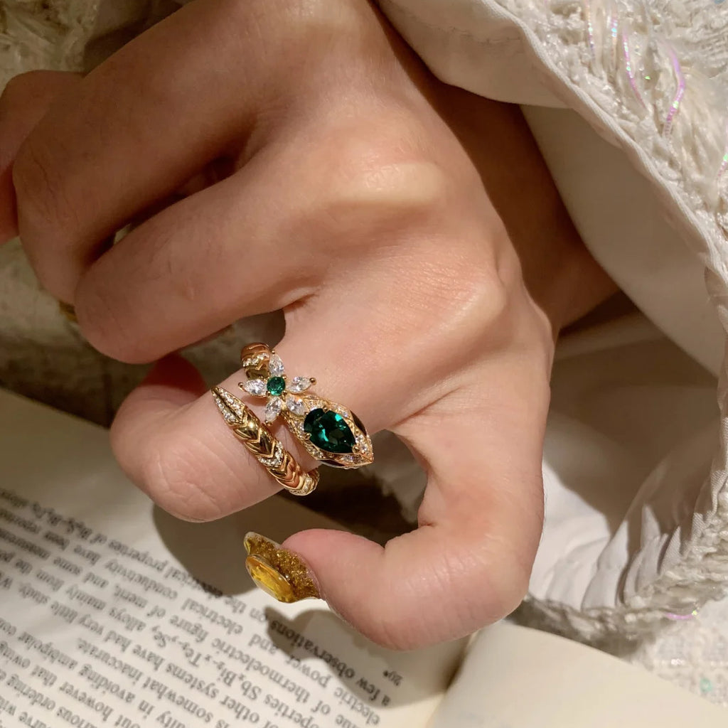 Damen Luxus Ring mit grünem Stein und funkelnden Zirkonia Shop Nory