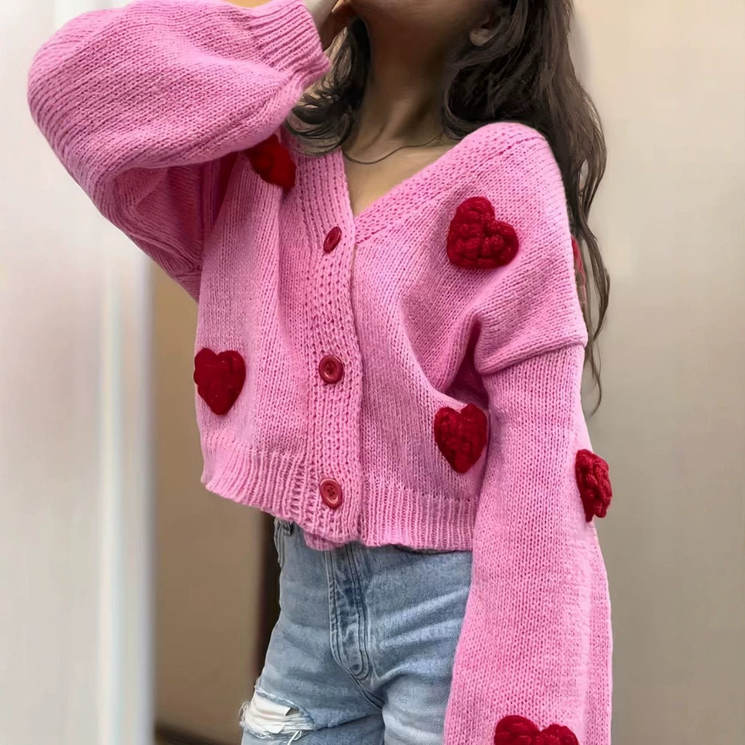 Damen Kurzgeschnittener V-Ausschnitt-Cardigan mit geprägten Herz-Applikationen und Schmuckknöpfen Shop Nory