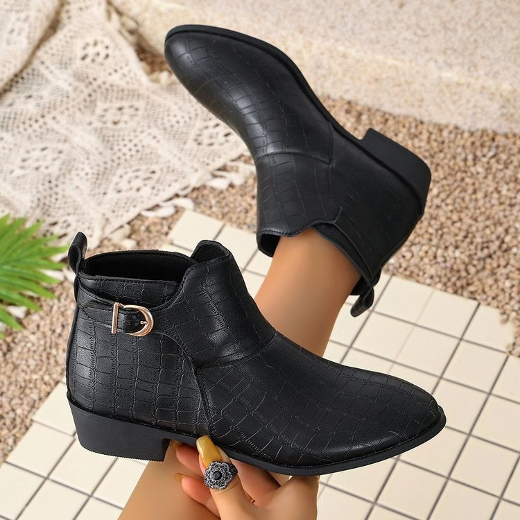 Damen Western-inspirierte Stiefelette mit spitzer Zehenpartie und dekorativer Metallschnalle Shop Nory