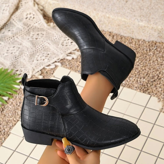 Damen Western-inspirierte Stiefelette mit spitzer Zehenpartie und dekorativer Metallschnalle Shop Nory
