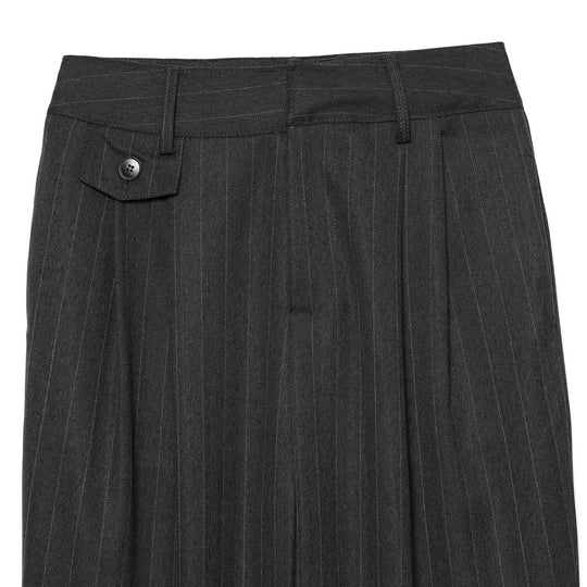 Damen Hochtaillierte Bundfaltenhose mit Nadelstreifen und Zierpatte Shop Nory