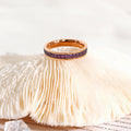 Damen Ring mit funkelnden lila Swarovski-Kristallen und polierter Oberfläche Shop Nory