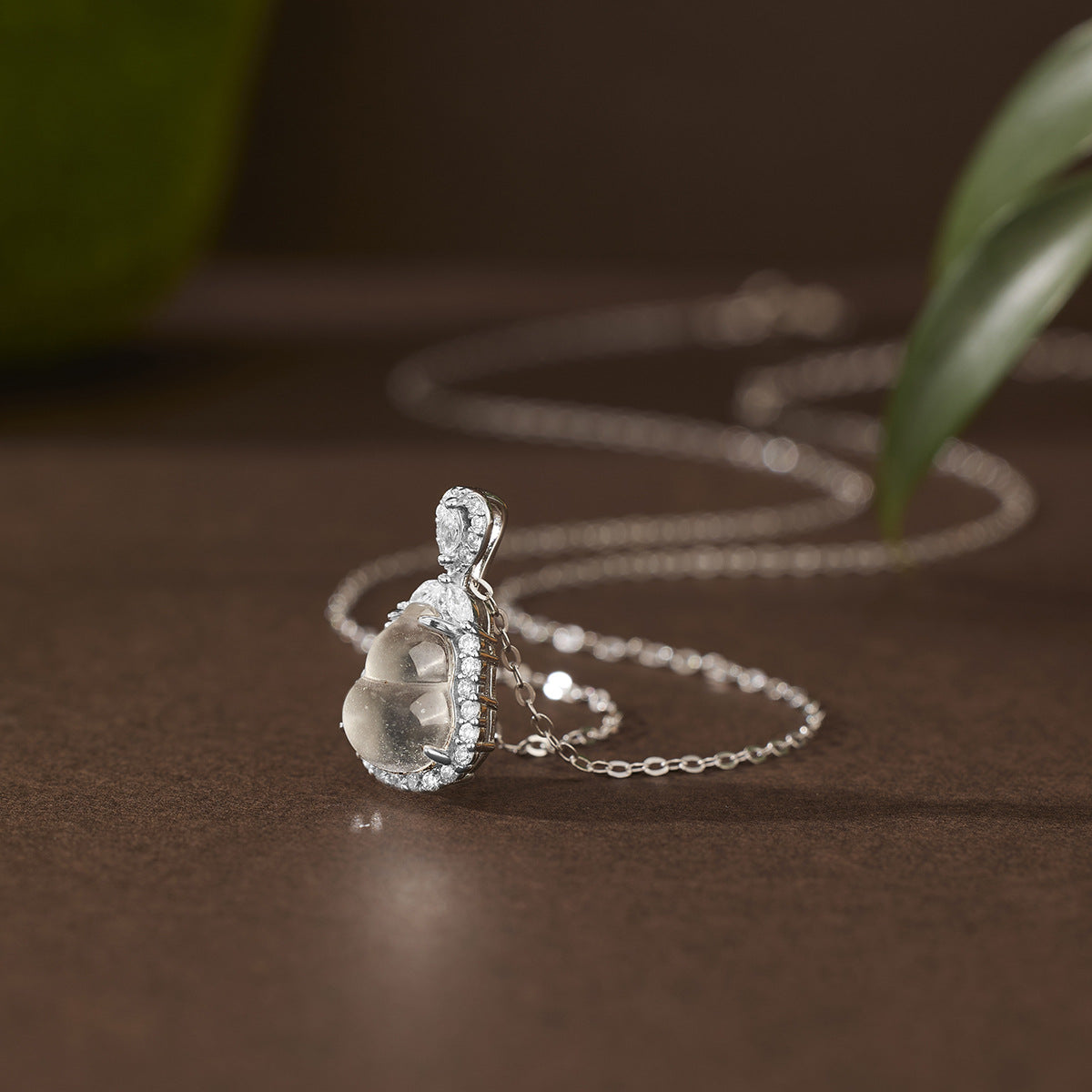 Damen elegante Halskette mit tropfenförmigem Anhänger und funkelnden Zirkonia Shop Nory