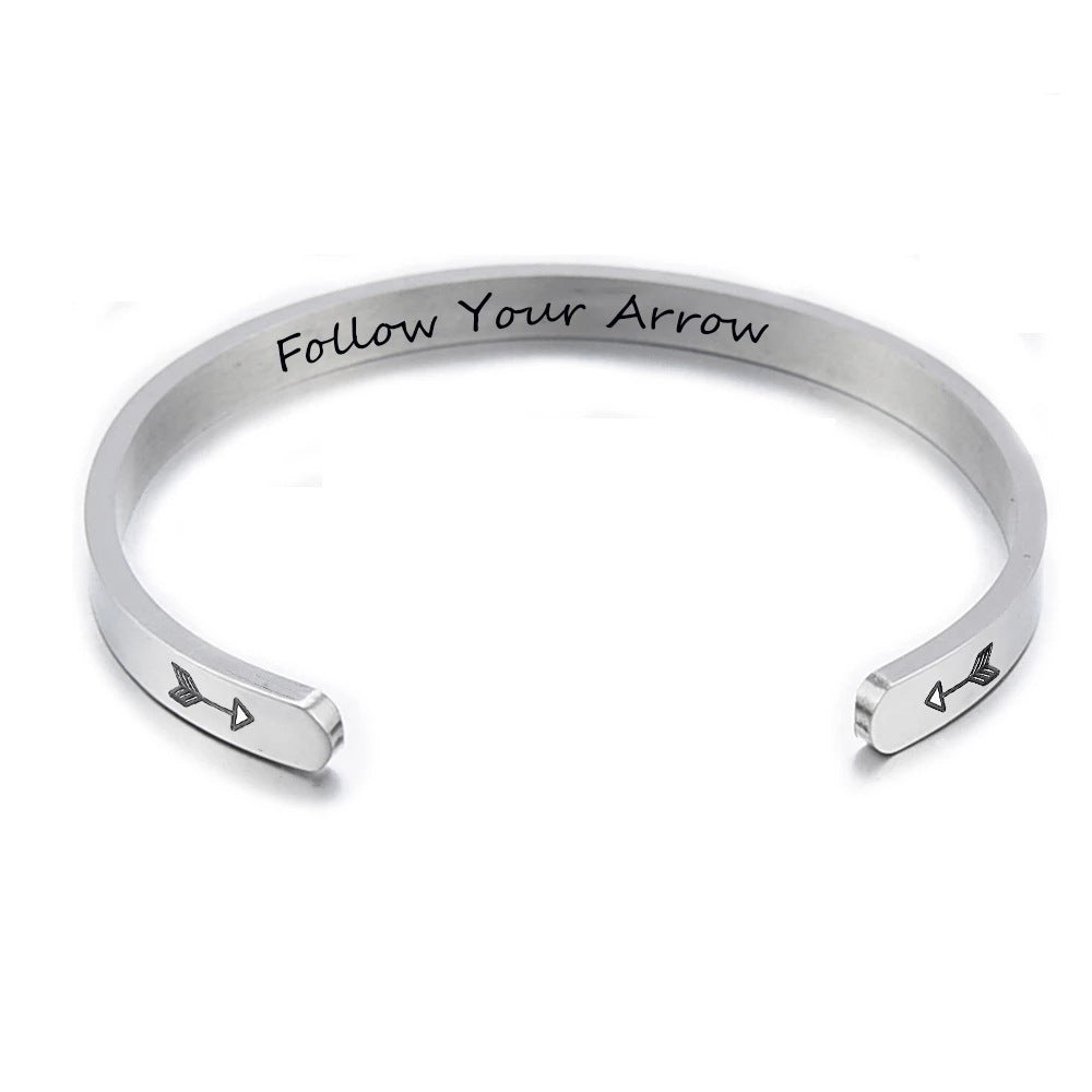 Damen Armreif mit gravierbarem Motiv und Herz-Akzenten Shop Nory