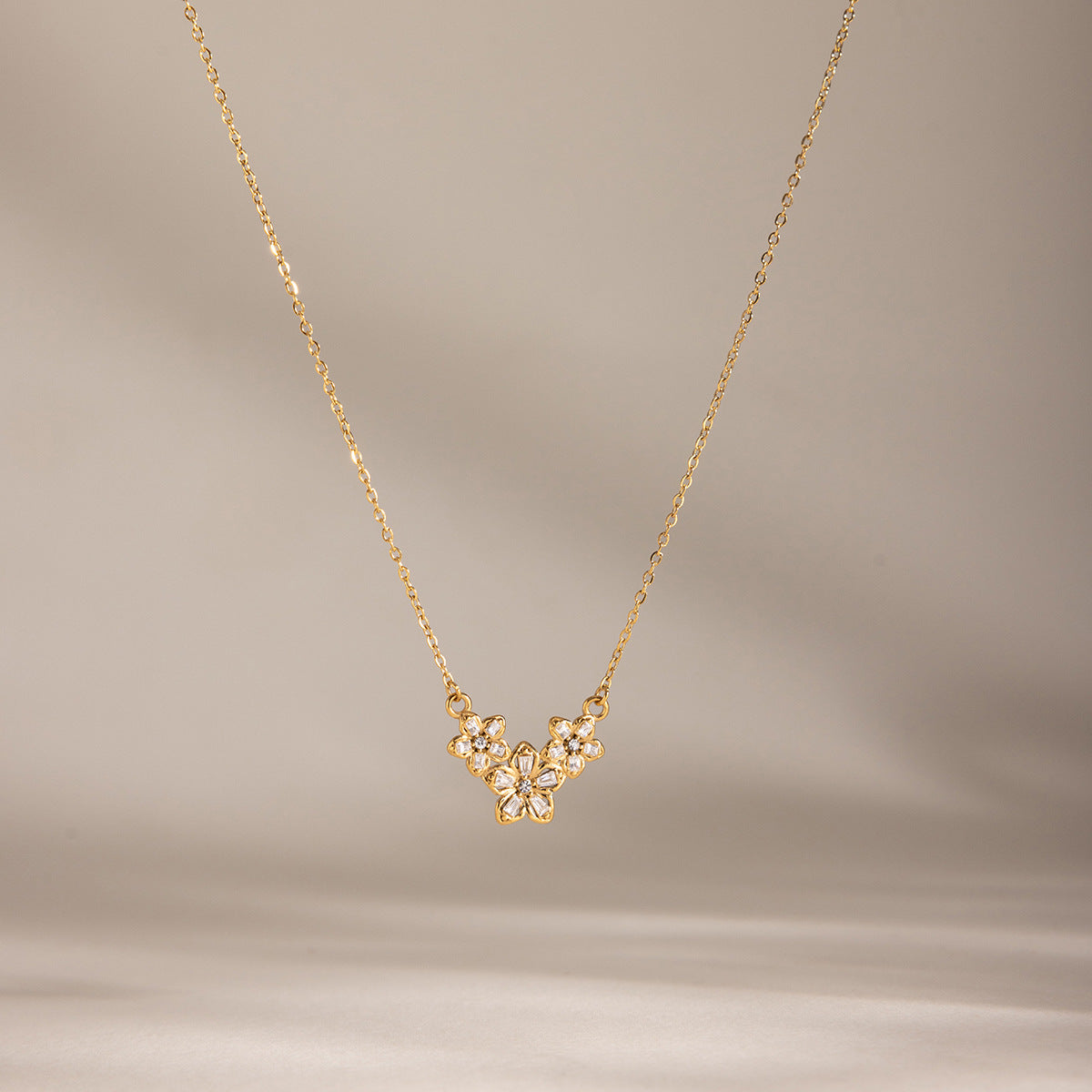 Damen Halskette mit floralem Zirkonia-Anhänger und hypoallergener Edelstahlverarbeitung Shop Nory