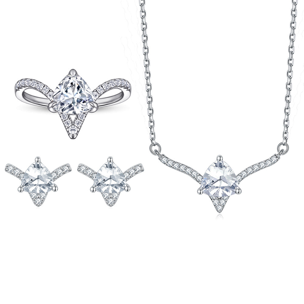 Damen Verlobungsring mit funkelndem Hauptstein und kunstvollen Zirkonia-Details Shop Nory
