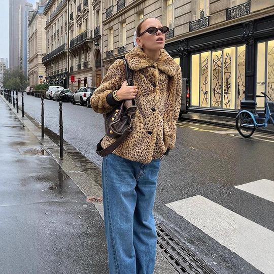 Damen Boxy-Kurzmantel aus Fauxfur mit Allover-Leopardenmuster und umlegbarem Schalkragen Shop Nory