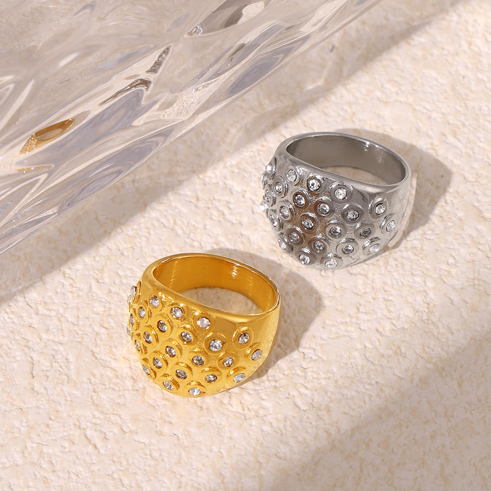 Damenring mit strukturiertem Design und funkelnden Zirkonen Shop Nory