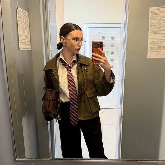 Damen Cropped-Veloursjacke im Utility-Stil mit Kapuze und aufgesetzten Pattentaschen Shop Nory