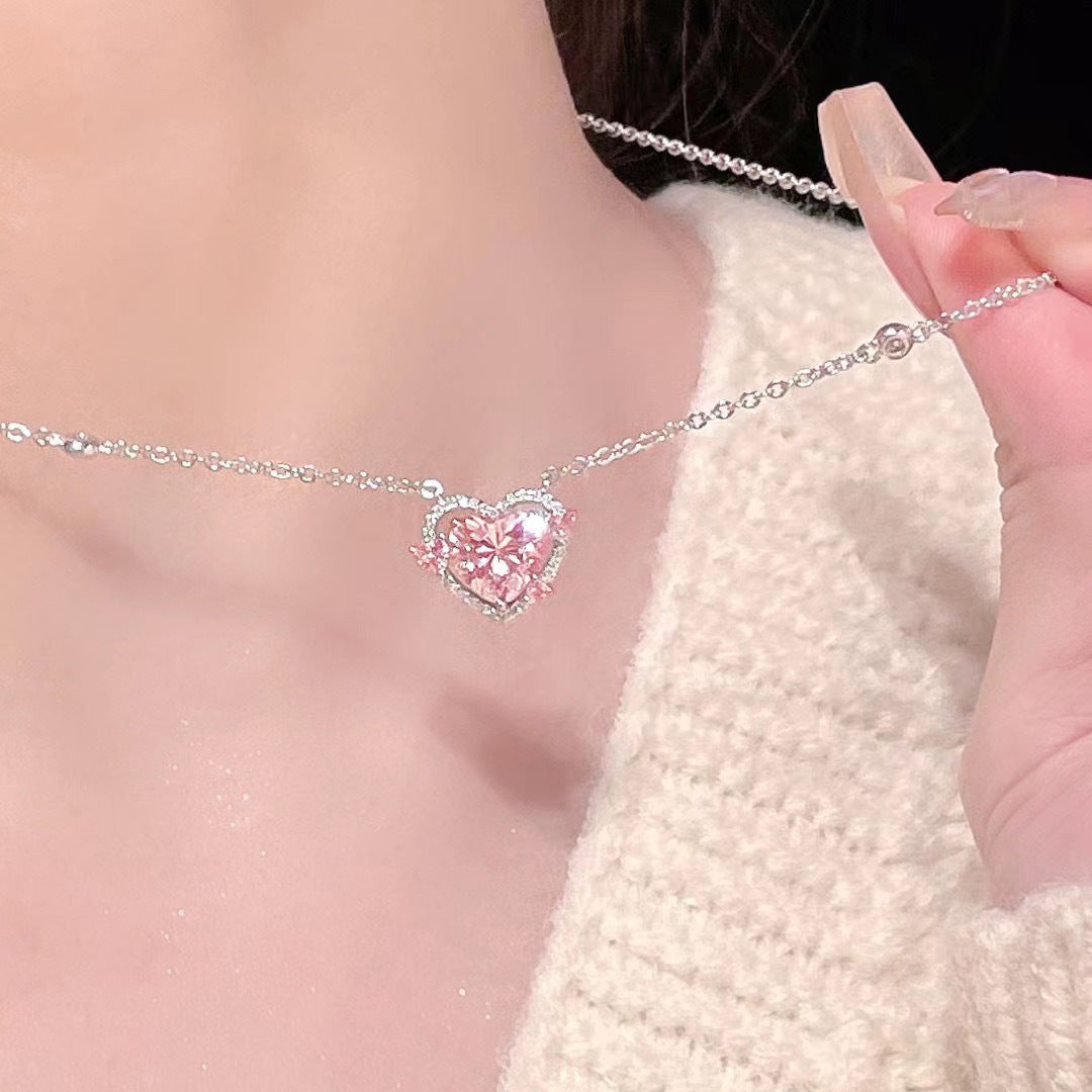 Damen Halskette mit herzförmigem, funkelndem Kristall und eleganter Silberkette Shop Nory