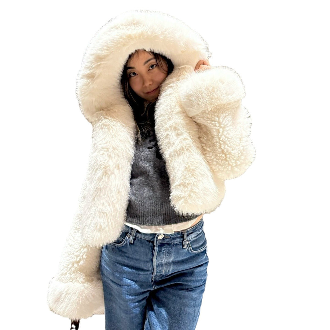 Damen Kurzjacke aus voluminösem Fauxfur mit XXL-Kapuze und Kugelärmeln Shop Nory
