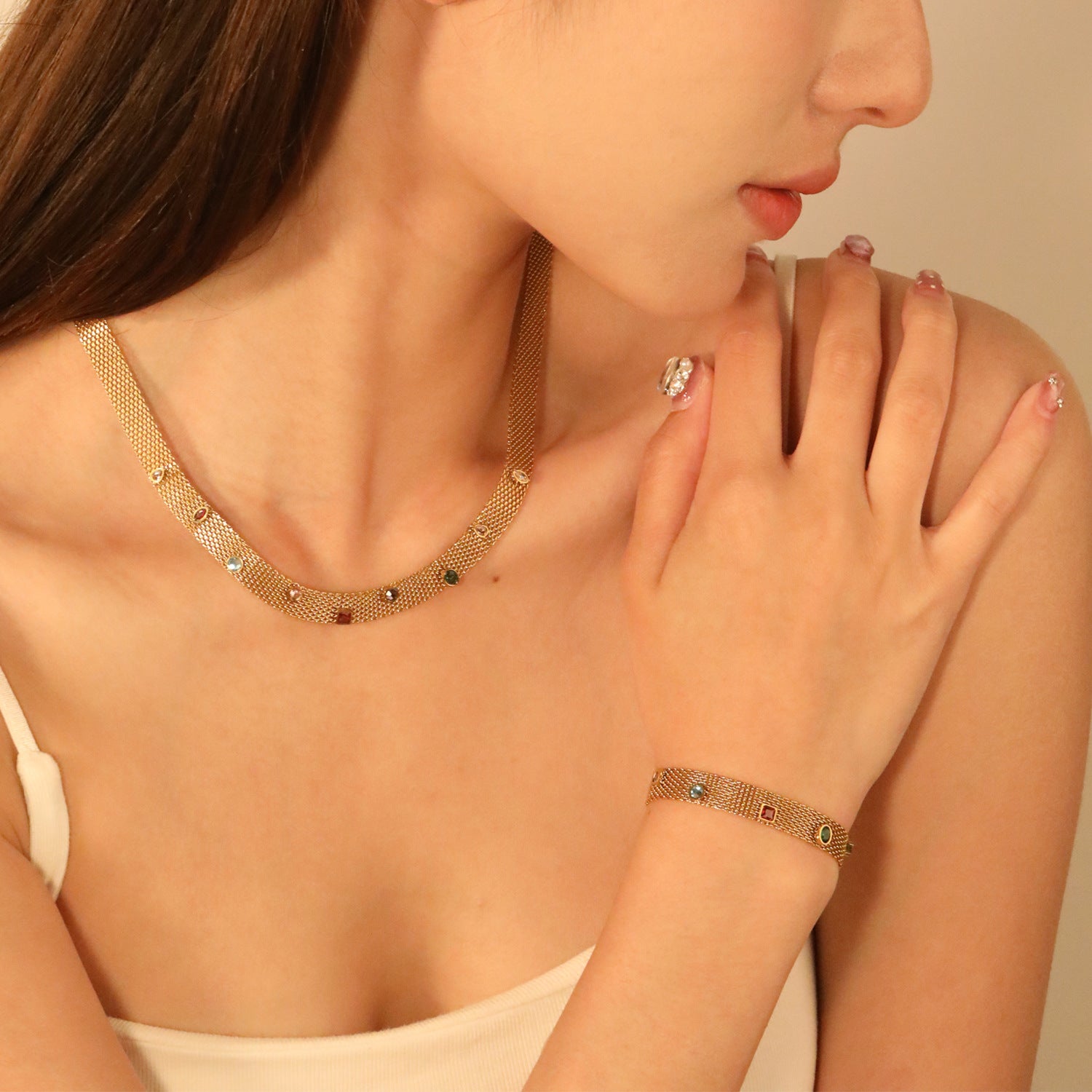 Damen Armkettchen mit funkelnden Schmucksteinen und feiner Gliederstruktur Shop Nory