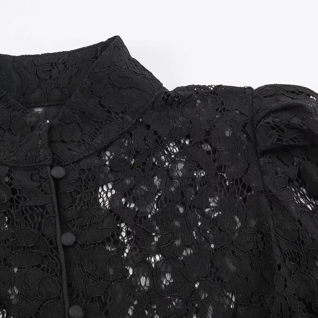 Damen kurz geschnittene transparente Spitzenbluse mit Stehkragen, Stoffknoopfleiste und gerafften Puffärmeln Shop Nory