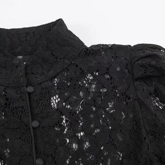 Damen kurz geschnittene transparente Spitzenbluse mit Stehkragen, Stoffknoopfleiste und gerafften Puffärmeln Shop Nory