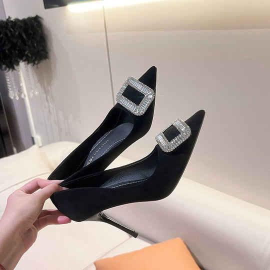 Damen Spitz zulaufende Pumps mit Kristall-Statement‑Schnalle und schlankem Stiletto Shop Nory