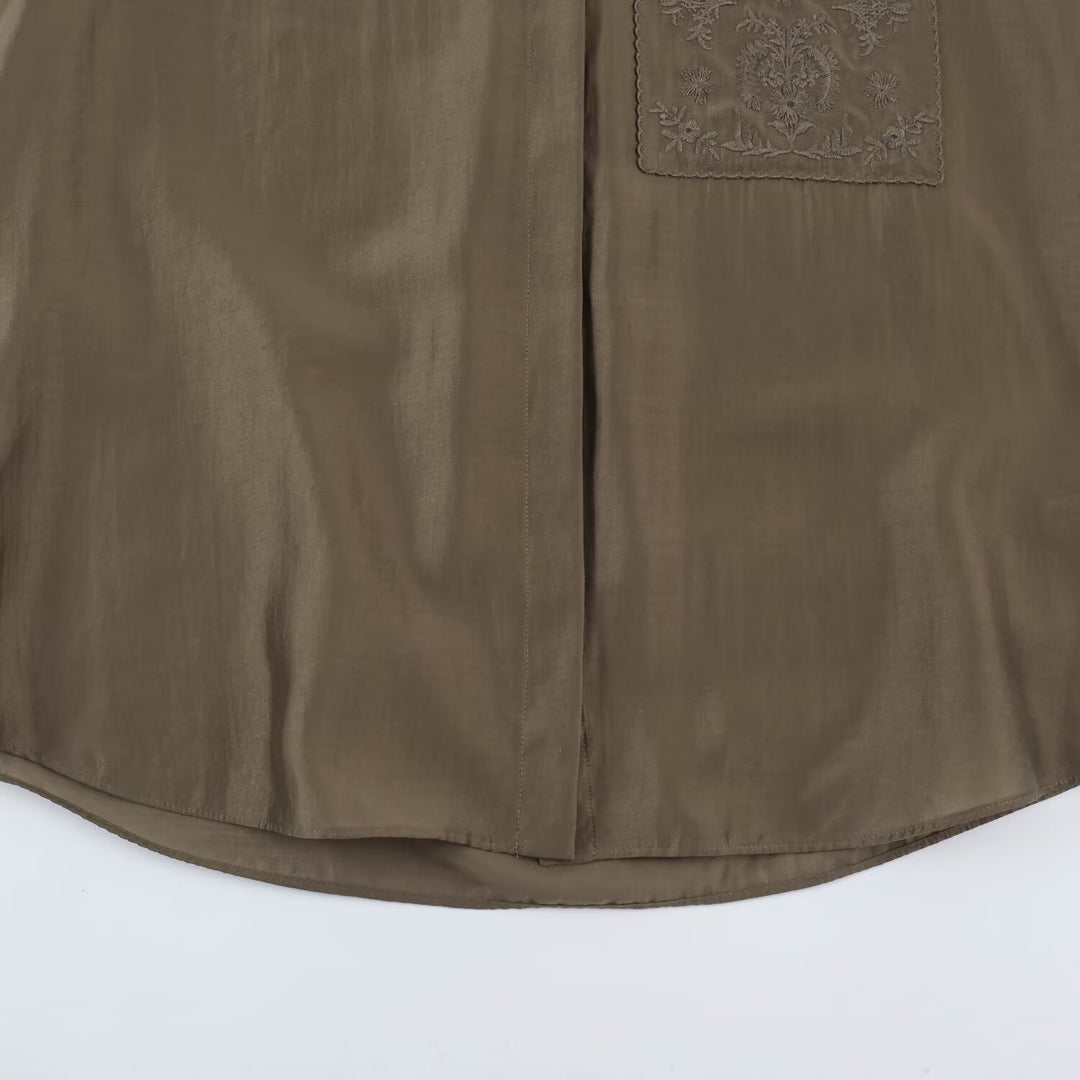 Damen Oversize-Seidenoptik-Hemdbluse mit Stehkragen und bestickter Brusttasche Shop Nory