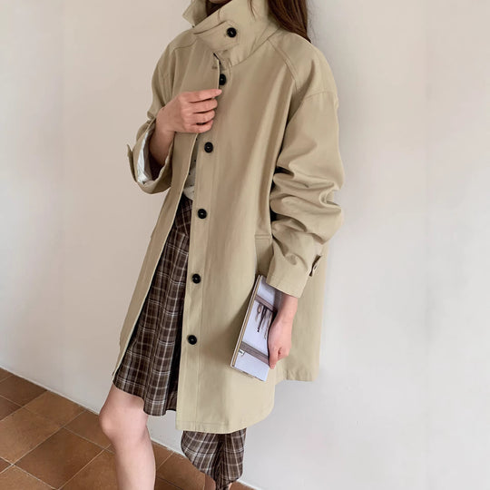Damen Boxy-Kurzmantel mit hohem Stehkragen sichtbarer Knopfverschluss und seitlichen Eingrifftaschen Shop Nory