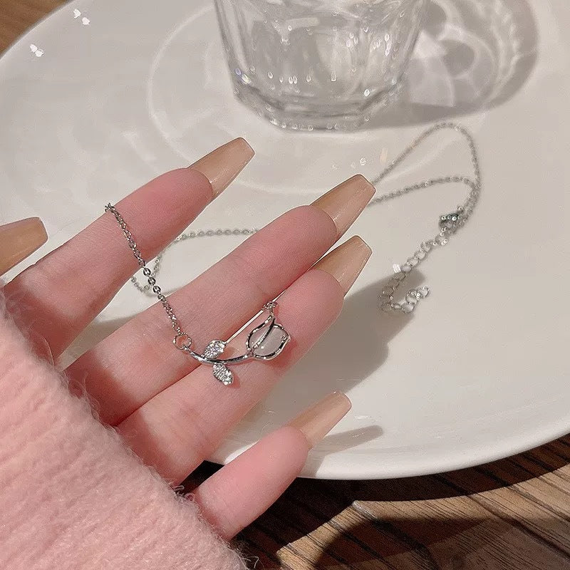 Damen Halskette mit elegantem Blatt- und Blütenanhänger Shop Nory