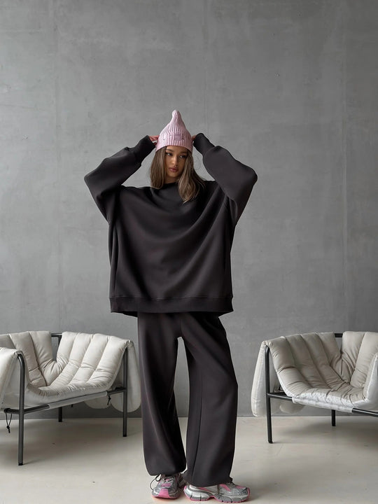 Damen Oversized Lounge-Set aus schwerem Neopren-ähnlichem Fleece mit weitem Raglan-Sweater und gerader Relax-Hose Shop Nory