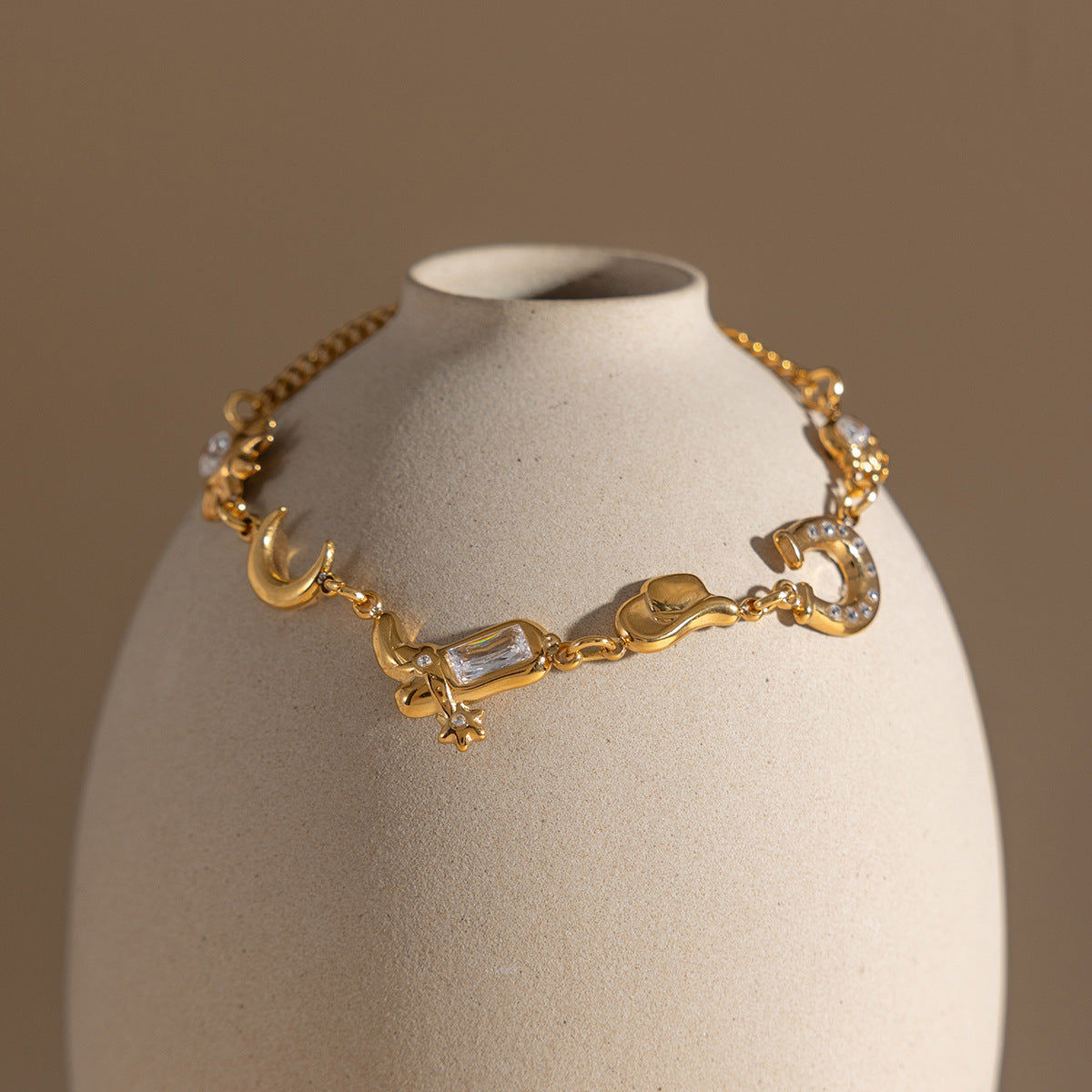 Damen Armband mit funkelnden Anhängern und elegantem Design Shop Nory