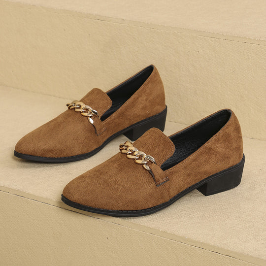 Damen Veloursleder-Loafer mit goldener Kettenapplikation und kleinem Blockabsatz Shop Nory