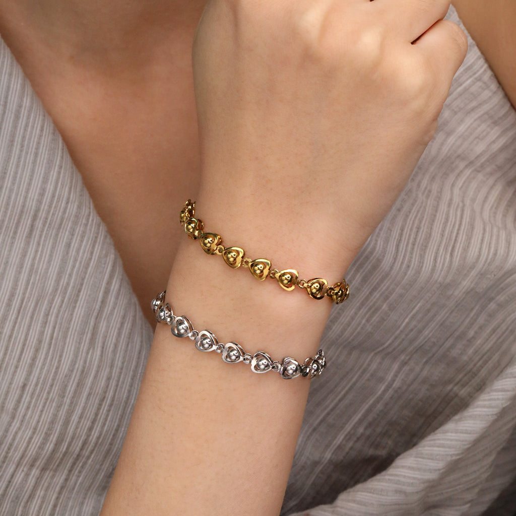 Damen Armband mit herzförmigen Anhängern und verstellbarem Verschluss Shop Nory