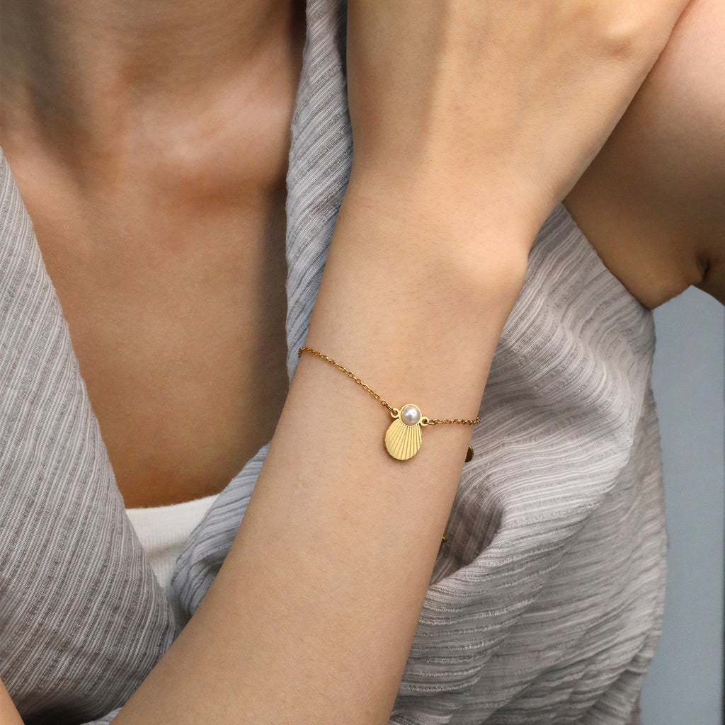 Damen Armband mit elegantem Muschel-Anhänger und Perlenakzenten Shop Nory