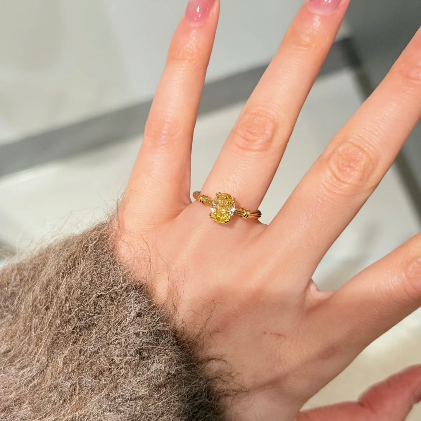 Damenring mit exquisiter Goldfassung und strahlendem Gelbstein Shop Nory