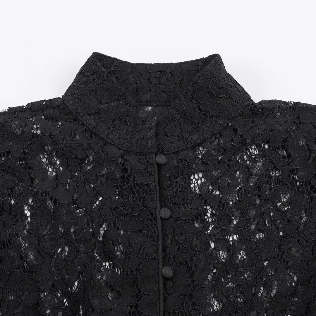 Damen kurz geschnittene transparente Spitzenbluse mit Stehkragen, Stoffknoopfleiste und gerafften Puffärmeln Shop Nory