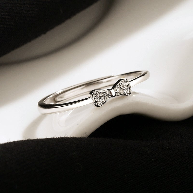 Damen Ring mit zartem Schleifenmotiv und funkelndem Zirkonbesatz Shop Nory