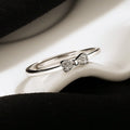 Damen Ring mit kunstvollem Schleifen-Motiv und funkelnden Zirkonia von Shop Nory