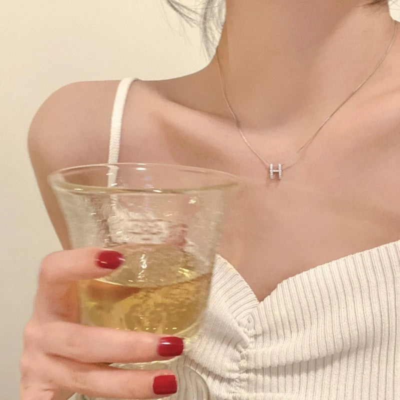 Damen Halskette mit elegantem Buchstabenanhänger aus Kristallen Shop Nory