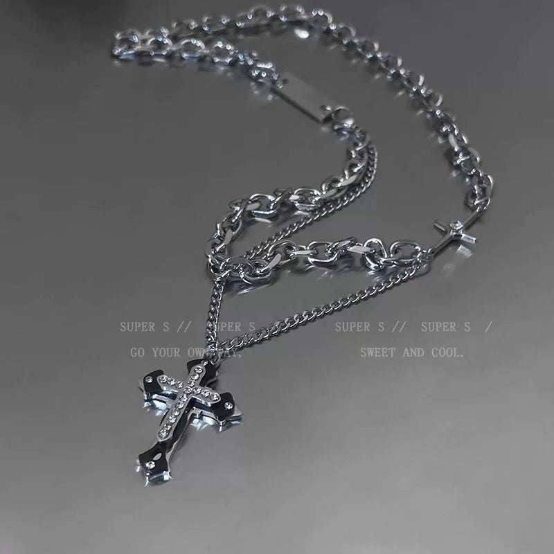 Damen Kette mit auffälligem Kreuz-Anhänger und glänzenden Zirkonia-Details Shop Nory