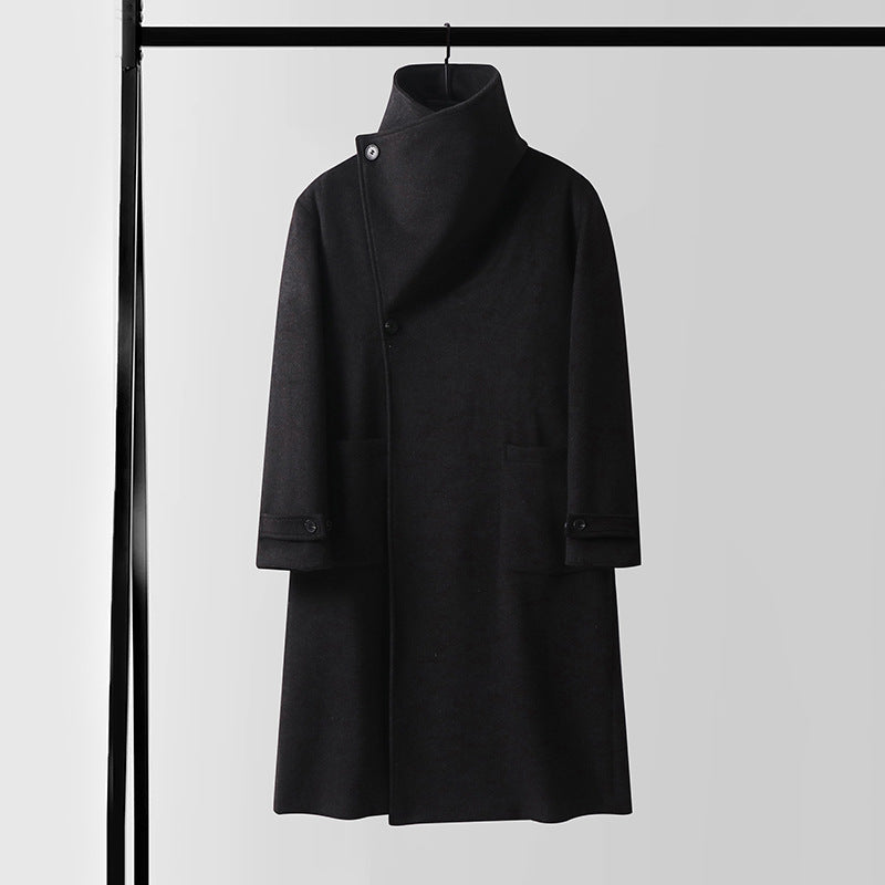 Herren Maxilanger Wollmantel mit hohem Stehkragen, asymmetrischer Knopfleiste und Bindegürtel Shop Nory
