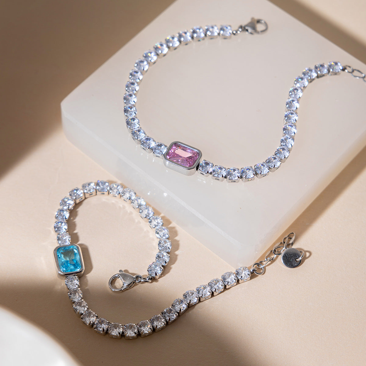 Damen Armband mit funkelnden Zirkonstein-Details und hochwertiger Edelstahlverarbeitung Shop Nory