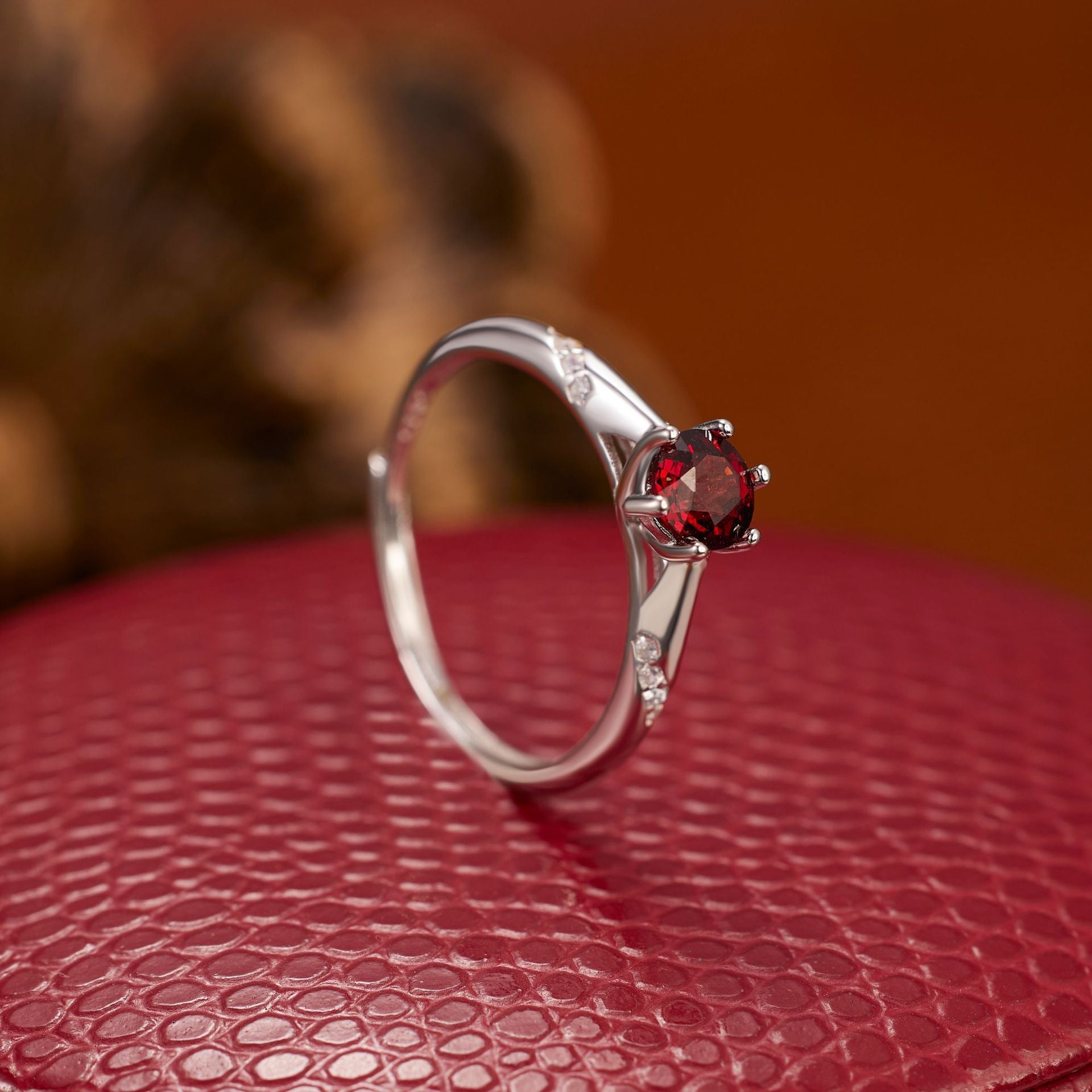 Damen Ring mit rotem Stein und funkelnden Zirkonia-Detail Shop Nory