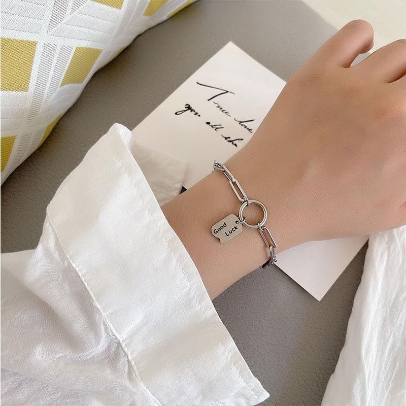 Damen Armband mit modernem Anhänger und künstlerischen Designelementen Shop Nory