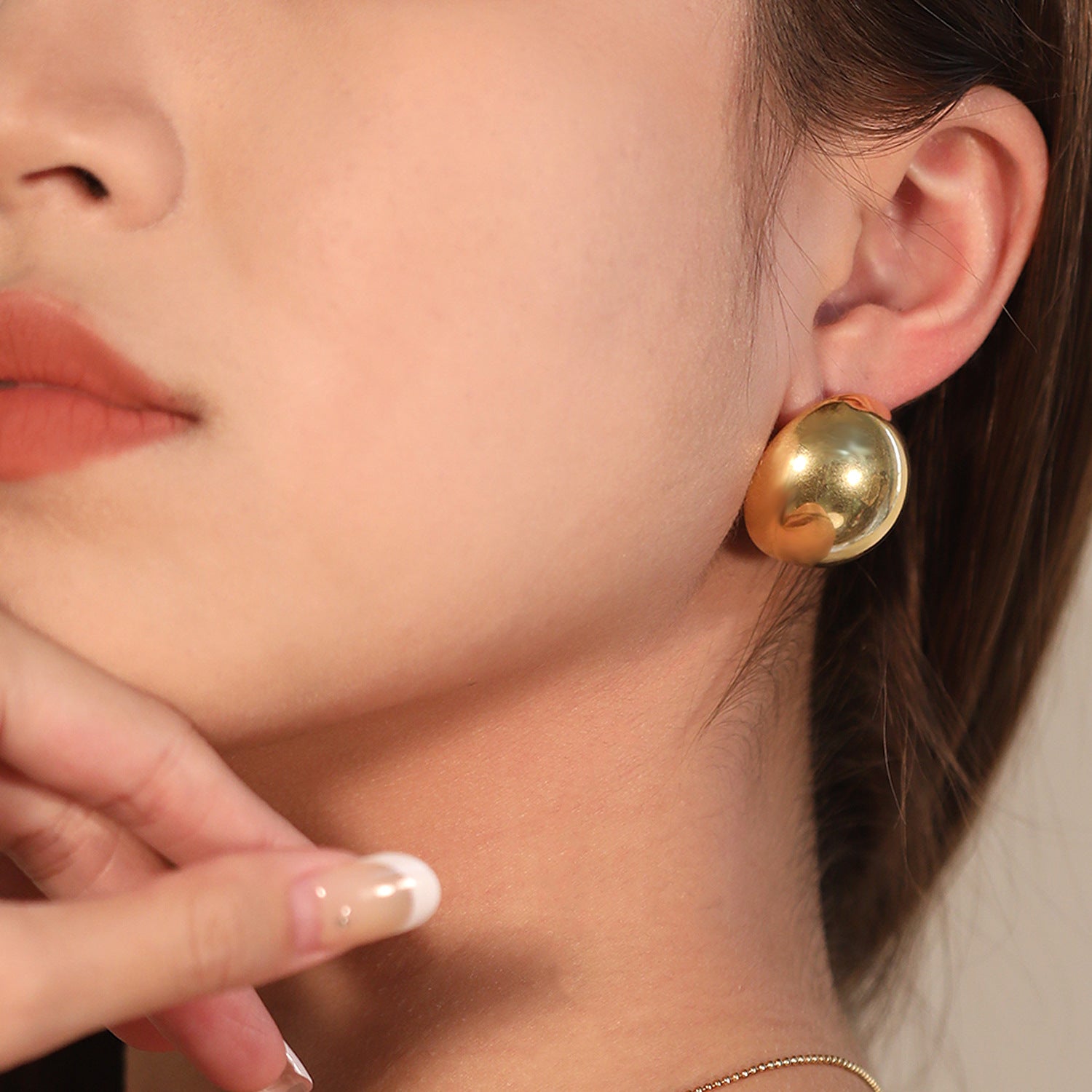 Damen Ohrstecker mit elegantem, geschwungenem Design und hochglänzender Oberfläche Shop Nory