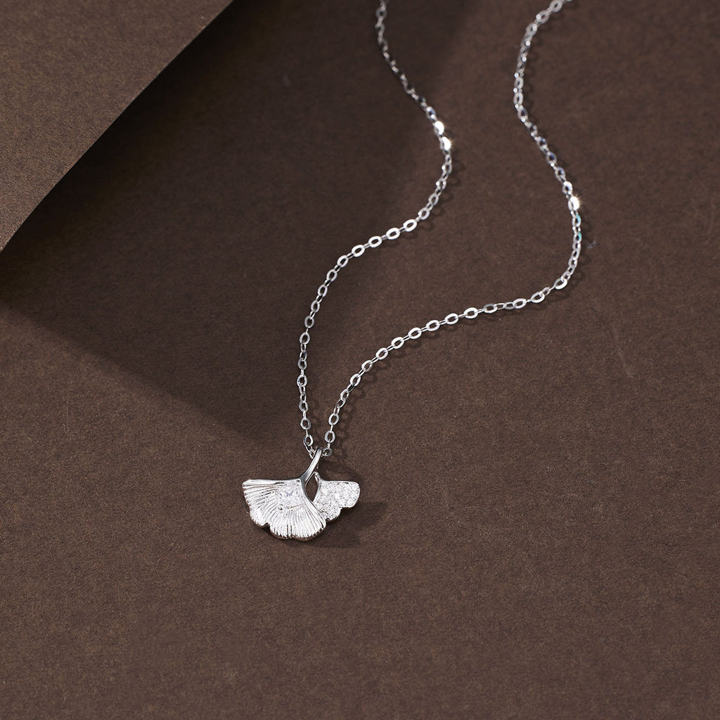 Damen Halskette mit Ginkgo-Blatt-Anhänger und funkelnden Zirkonia Shop Nory