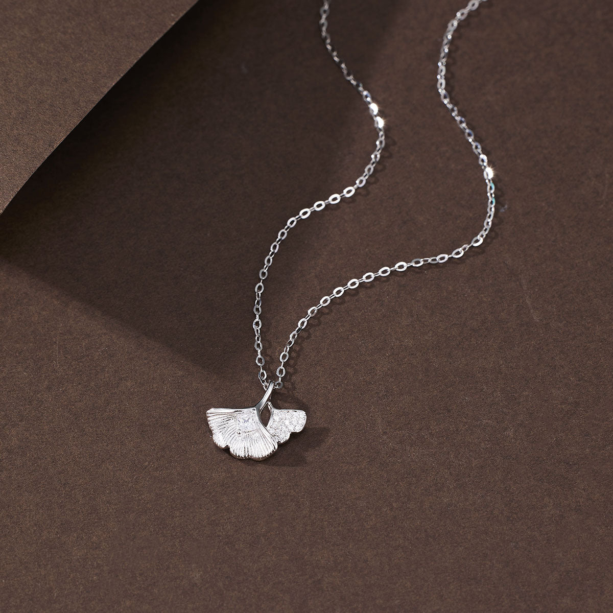 Damen Halskette mit Ginkgo-Blatt-Anhänger und funkelnden Zirkonia Shop Nory