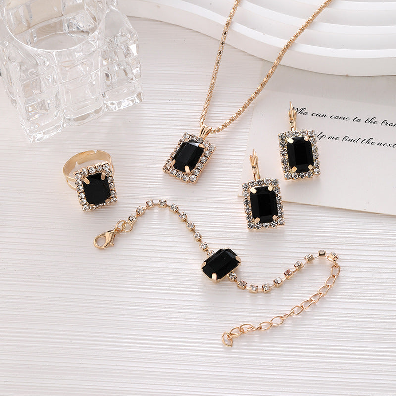 Luxuriöses Kristall-Statement-Schmuckset mit rechteckigem Halo-Anhänger, passenden hängenden Ohrringen, verstellbarem Tennisarmband und Statement-Cocktailring