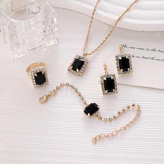 Luxuriöses Kristall-Statement-Schmuckset mit rechteckigem Halo-Anhänger, passenden hängenden Ohrringen, verstellbarem Tennisarmband und Statement-Cocktailring