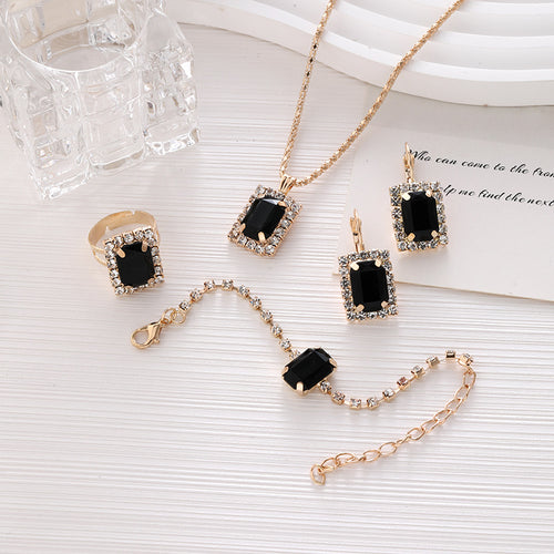Luxuriöses Kristall-Statement-Schmuckset mit rechteckigem Halo-Anhänger, passenden hängenden Ohrringen, verstellbarem Tennisarmband und Statement-Cocktailring