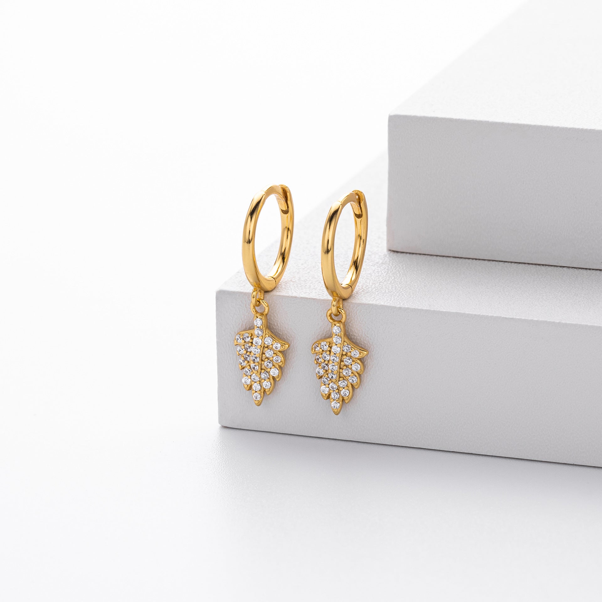 Damen Ohrhänger mit Blattmotiv aus hochwertigem 925 Sterlingsilber und funkelnden Zirkonia Shop Nory