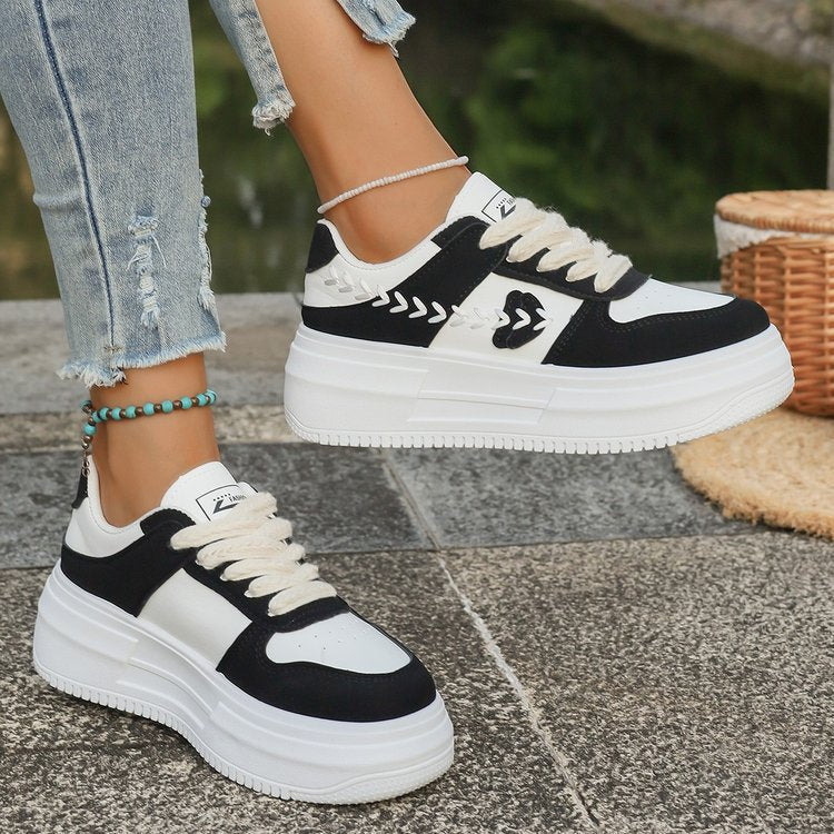 Damen Plateau-Sneaker mit dekorativen Applikationen und dämpfender Sohle